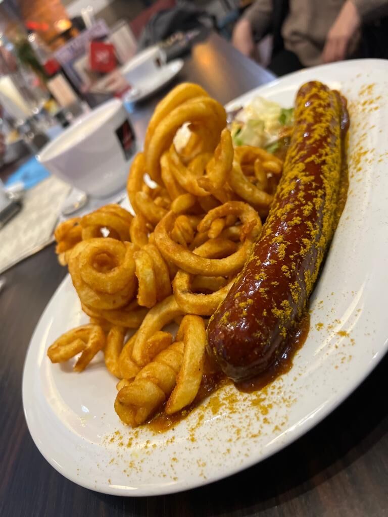 Noch ein Klassiker: Currywurst mit TwisterPommes und Coleslaw