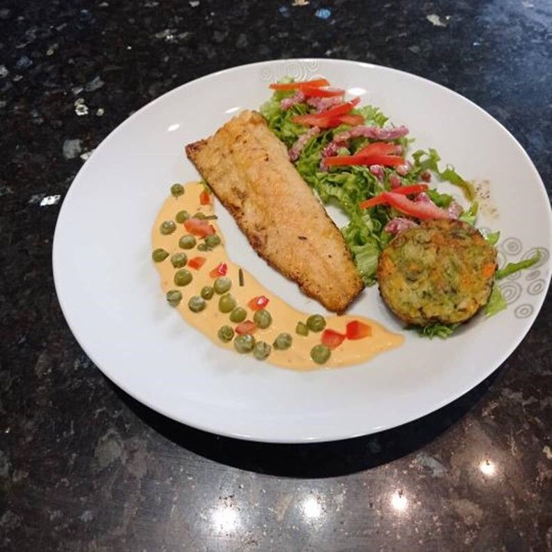 palet de légumes filet de poisson sur son lit de verdure et sa sauce mandarine