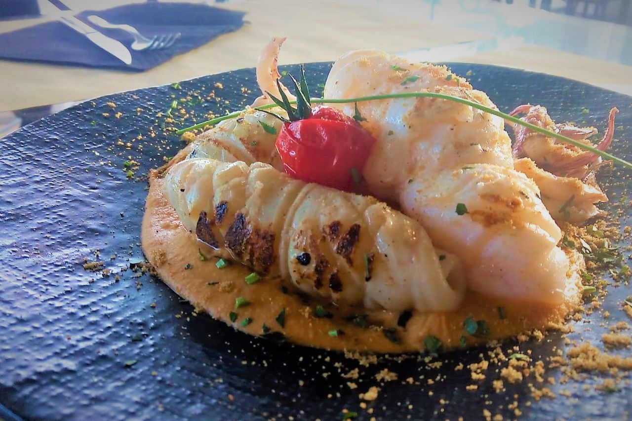 Lulas grelhadas com hummus de paprica e pao aromatizado com piripiri -