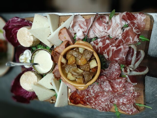 il nostro tagliere EXELLANCE
con salumi e formaggi dop e pat