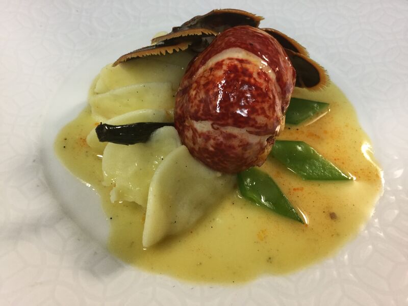 Queue de homard bleu, parmentière à la vanille et sa réduction de fumet de homard