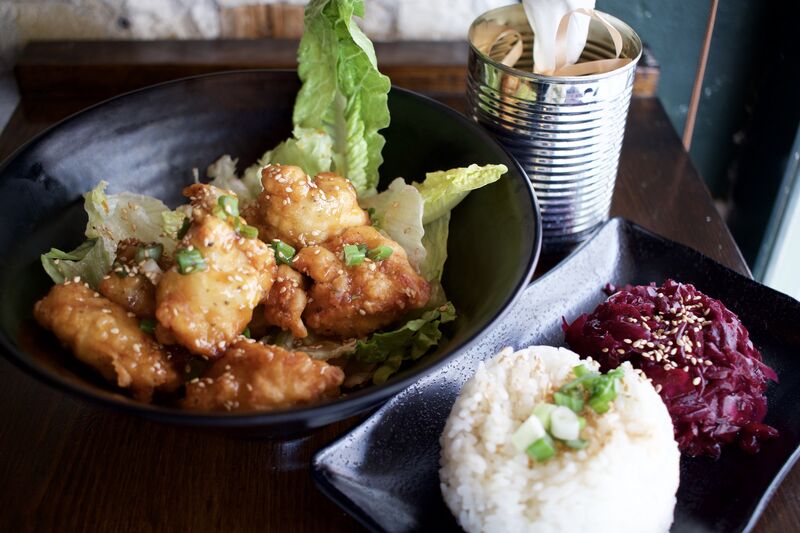 Daktigim - Korean crispy chicken in a caramel-chili sauce with Rice and Red Cabbage Kimchi.
Also as vegan option.