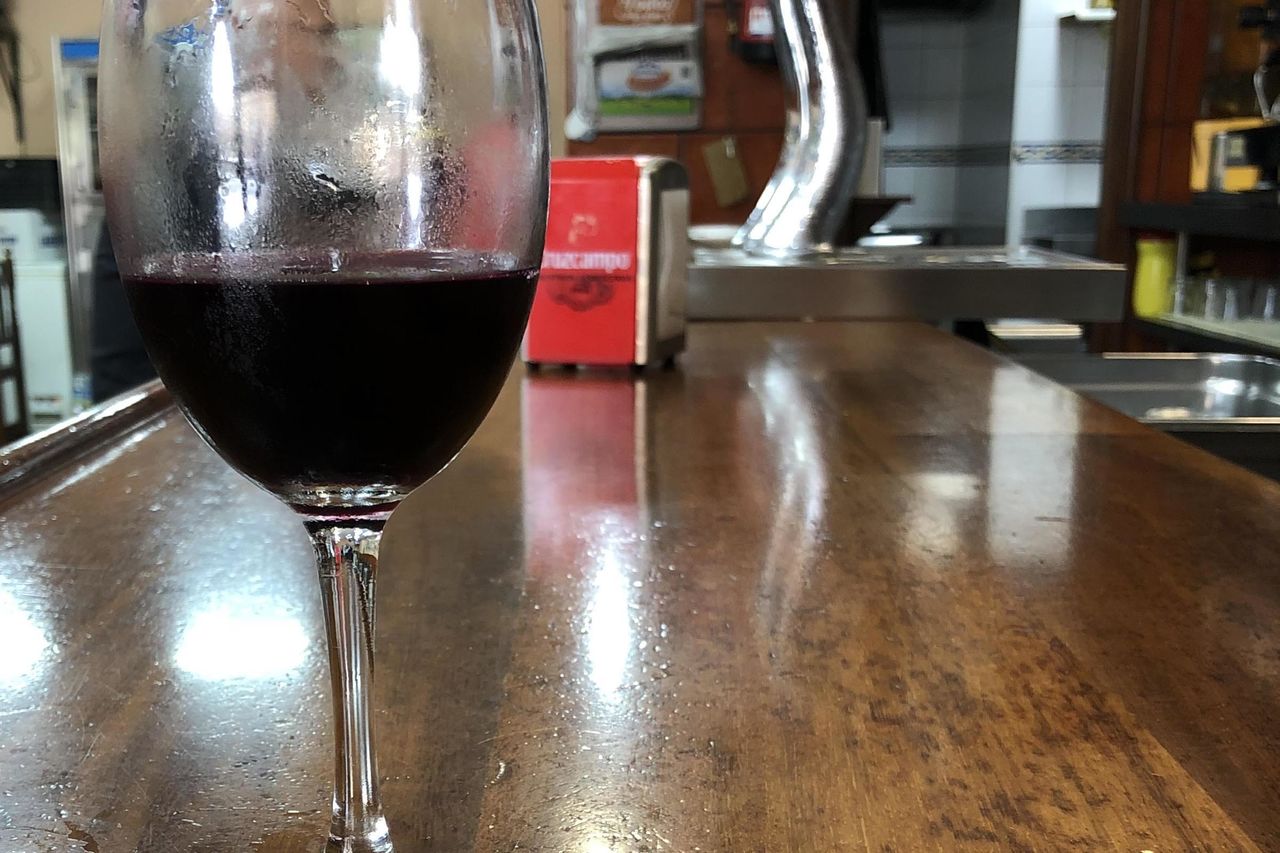 Te tomas un vino, te invitamos a otro y sólo pagas dos