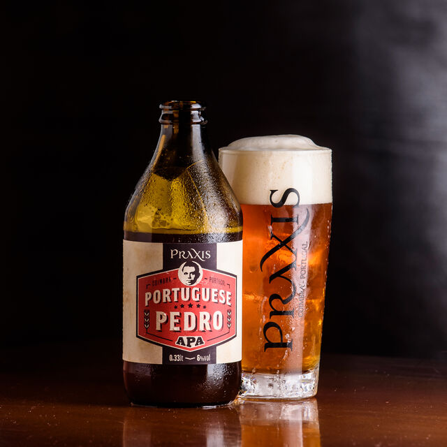 Cerveja de Coimbra e especial da casa - cerveja Praxis com nome do artista Portuguese Pedro, o sócio gerente