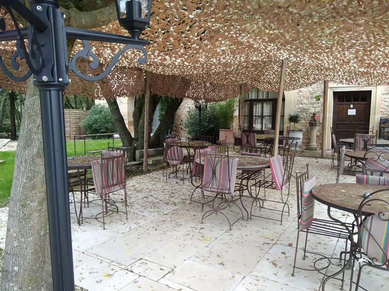 Terrasse ombragée avec espace enfant 