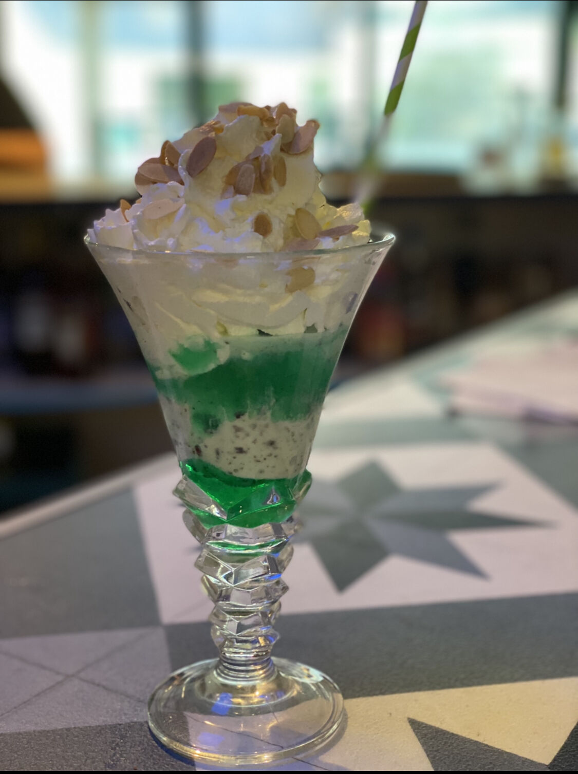 L'after-eight ! 4cl de cet 27, 2 boules Menthe-Chocolat, Chantilly et Amandes grillées ! parfait pour la digestion ;)