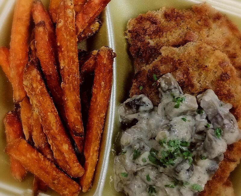 Zartes Schweineschnitzel mit Rahmchampignons & Süßkartoffel-Pommes Frites im Abholservice (As)