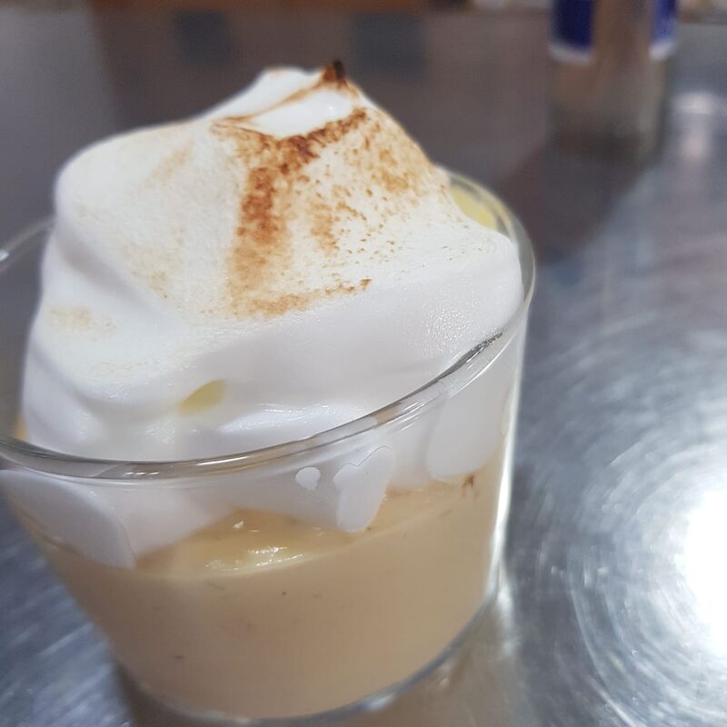 Mousse de mango con merengue