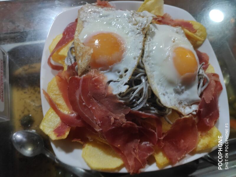 Huevos rotos con jamón y gulas