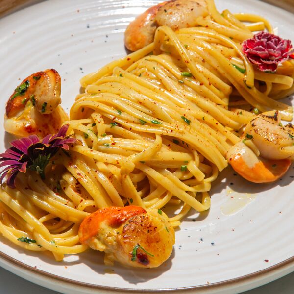 Linguine st jacques sauce safran - Restaurant la perle vieux port marseille