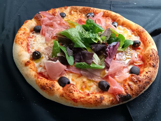 L'italienne Base tomate,Mozzarella,olives, après cuisson Jambon De Parme,Salade 15.00€