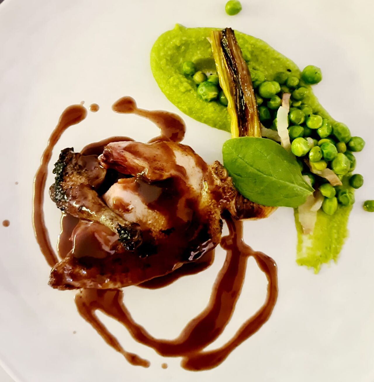 Le Pigeon
- Suprême rôti, cuisse confite, petit pois et lard Colonnata