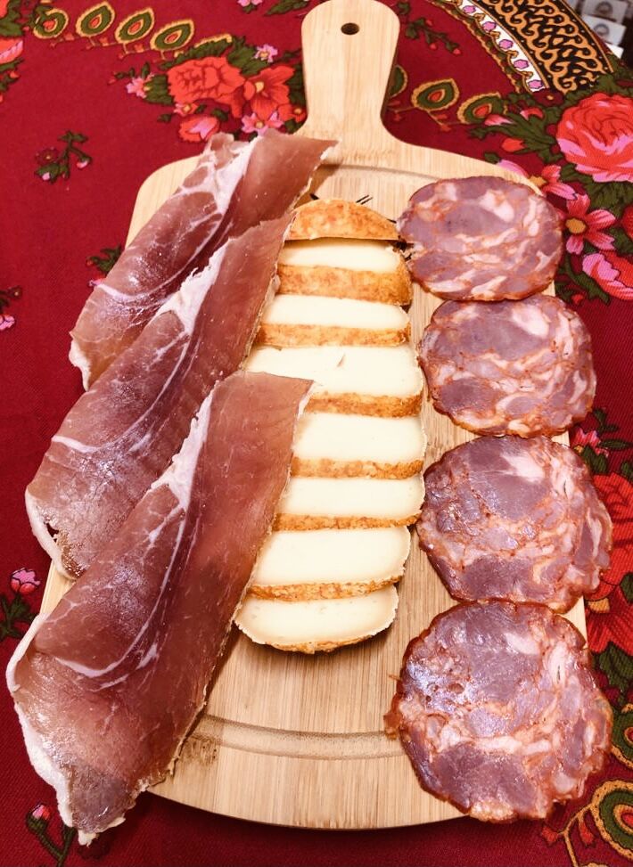 Deliciosas tapas estão a sua espera confecionadas no momento com a melhor charcutaria, queijos e enchidos nacionais. 