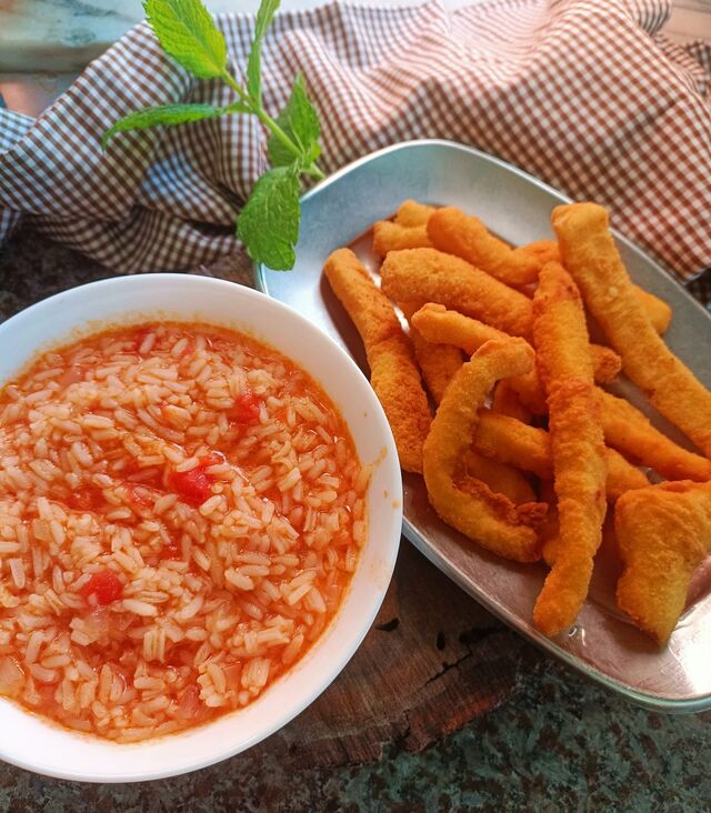 Tiras de lulas com arroz de tomate 