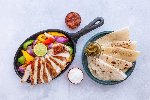 Fajitas
Kuřecí steak marinovaný v limetkové šťavě s fajitas kořením a česnekem,s opečenou zeleninou a tortillami 