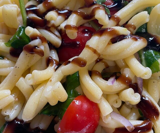 Strozzapreti mit Cherrystrauchtomaten, Rucola & Aceto Balsamico 