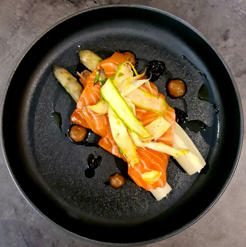 Asperge blanche, ail noir, gravlax de saumon