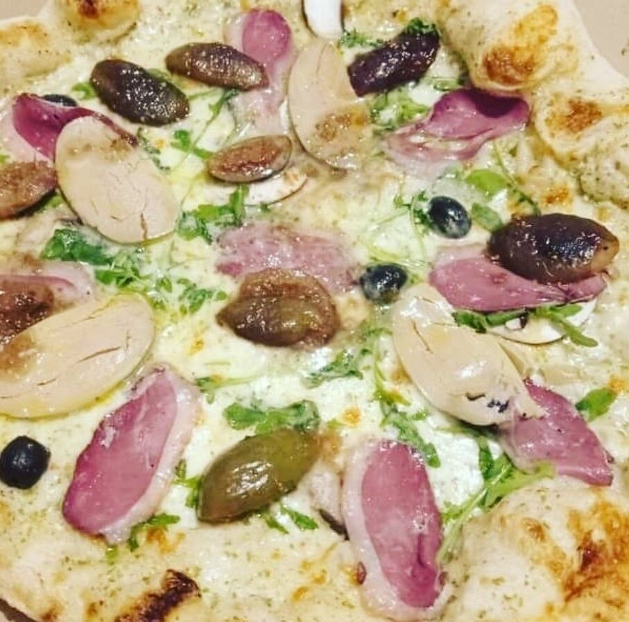 La pizza de NOËL , foie gras, délice de figues, magret de canard, tout ce qu il faut pour savourer pleinement cette période ! 