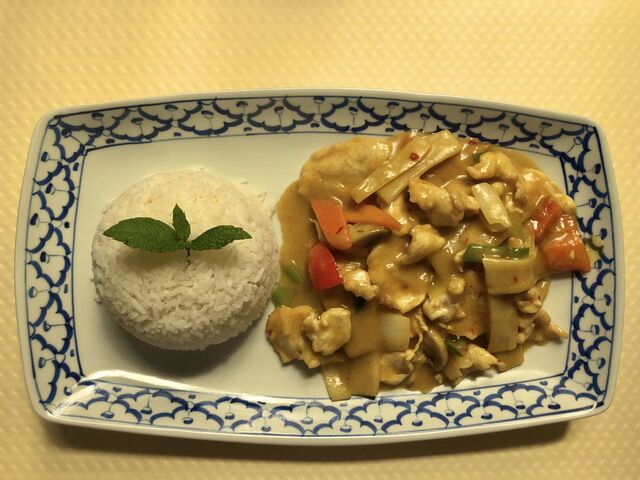 Mittagstisch: M-10. Thailändisches Curry Huhn, pikant