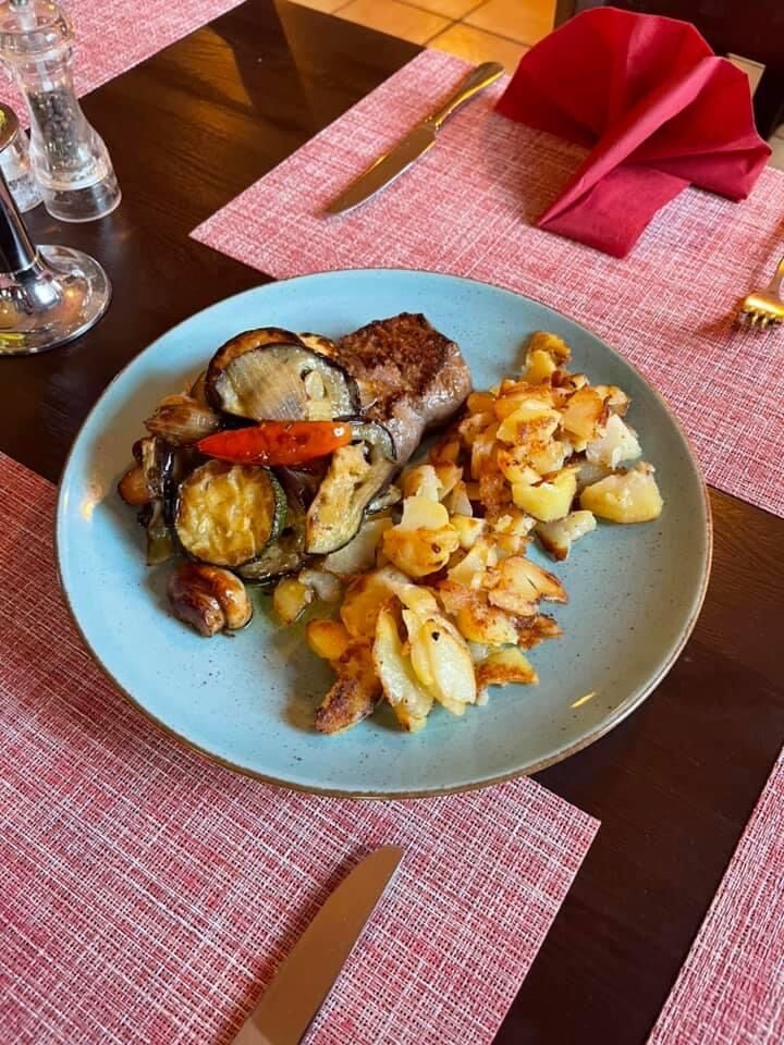 Black Angus Rumpsteak mit mediterranes Gemüse und Bratkartoffeln 