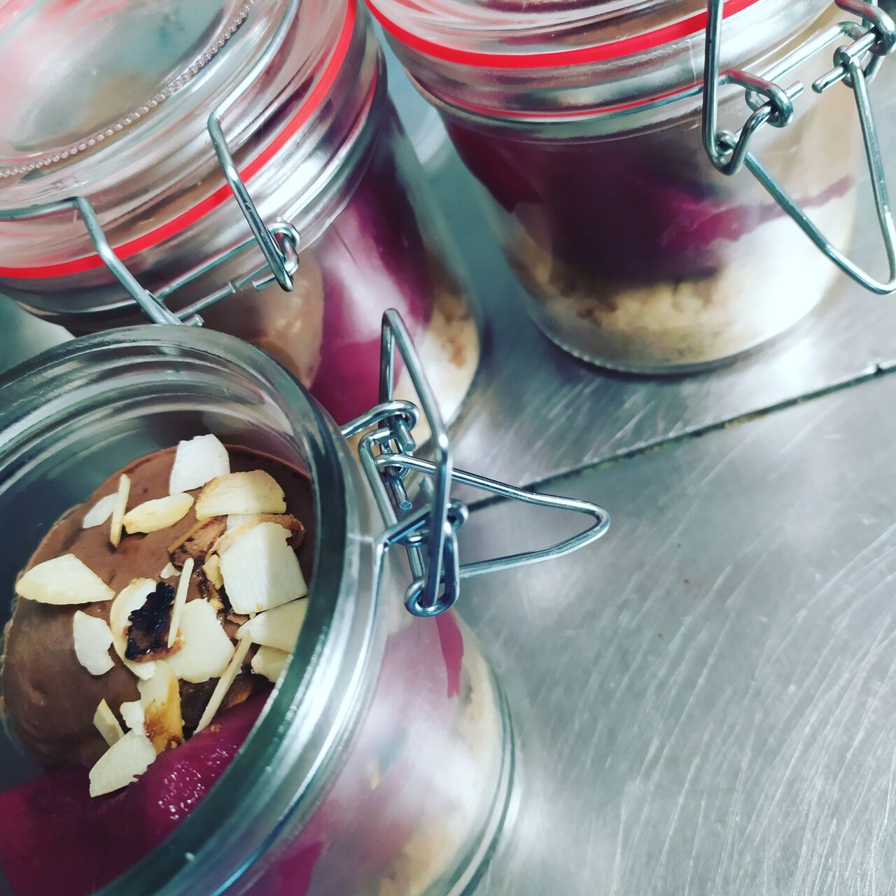 Pour pochée au vin rouge, mousse chocolat/ tonka