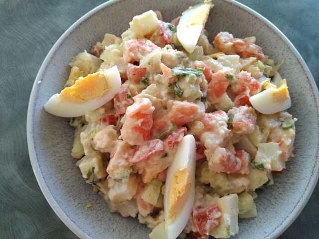 Salade composée de pomme de terre, merlu fumé façon Haddock, crevettes, oeuf dur et crudités