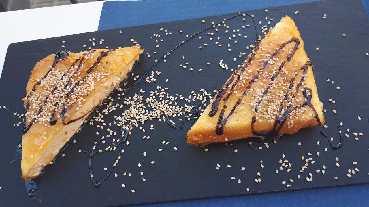 Delicia típica de la isla de Creta: Feta meli. Queso feta envuelto de masa filo con miel y sésamo. ¡No te lo pierdas!