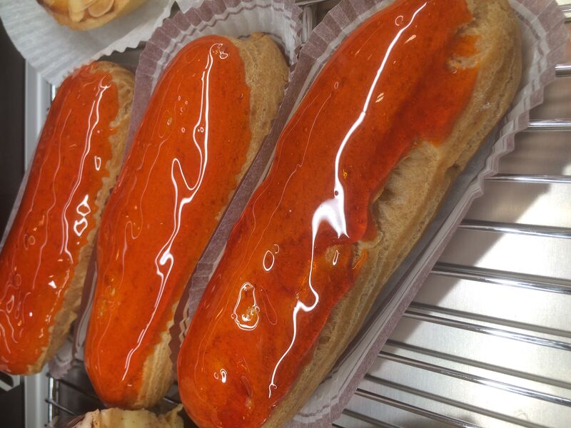 Venez découvrir nos pâtisseries artisanales et fait maison .laissez vous tenter par notre éclair pomme d’amour ..