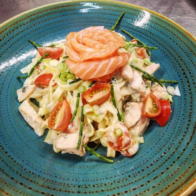 Tagliatelles “al salmone” (Pâtes au saumon cuit et sashimis sauce crémée au yuzu et pousses de salicorne, par Chef Julien