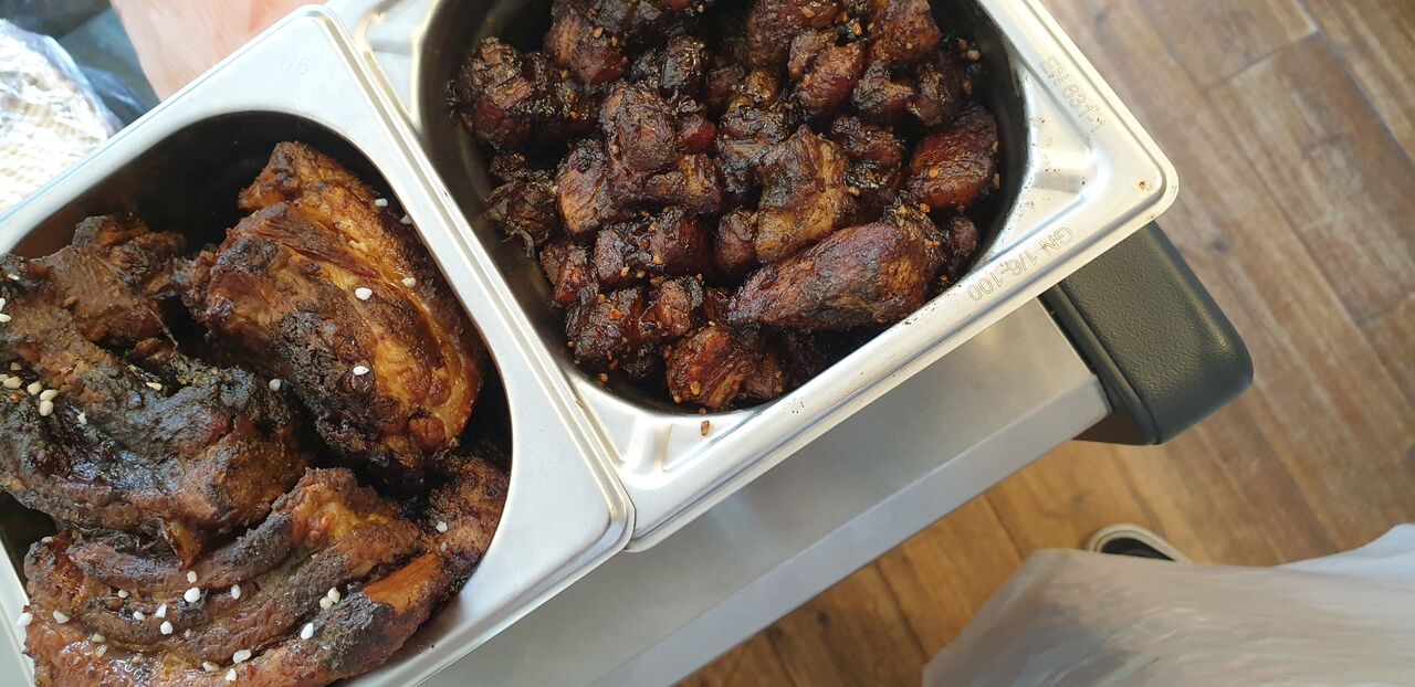 Minis et grattons. La spécialité de la maison