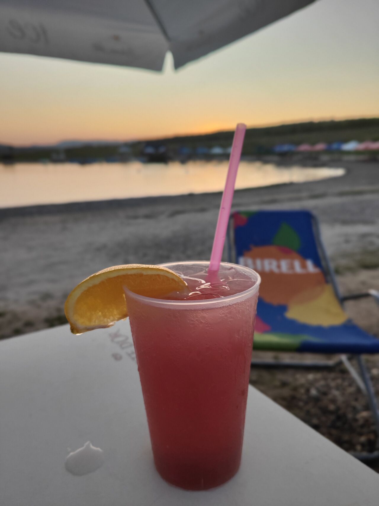 Sex on the beach při západu slunce je velice oblibená kombinace.