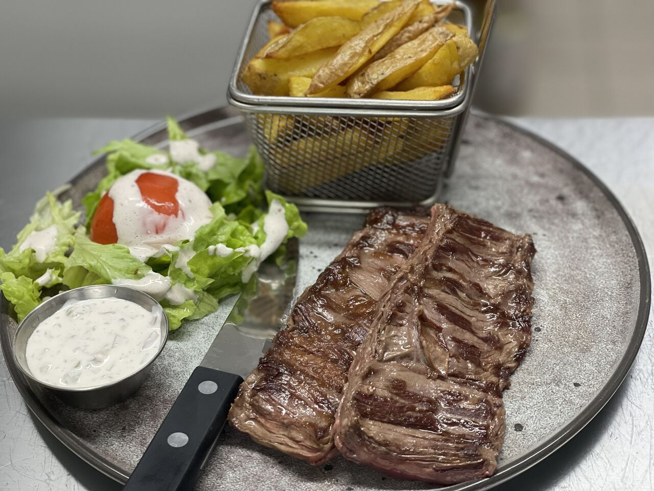 Pavé de rumsteak sauce poivre frites salade