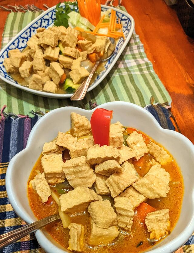 Tofuträumchen. Hier von hinten nach vorne: Narm Korng mit knusprigem Tofu und Pukhaufai (scharf) mit knusprigem Tofu (vegan).