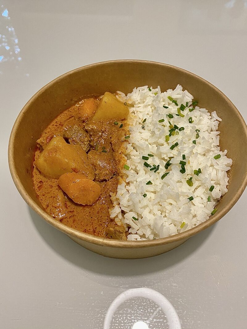 Mafé :
Émincé de bœuf, pâte d’arachide, concentré de tomate, oignons, carottes, pomme de terre, ciboulette, riz blanc