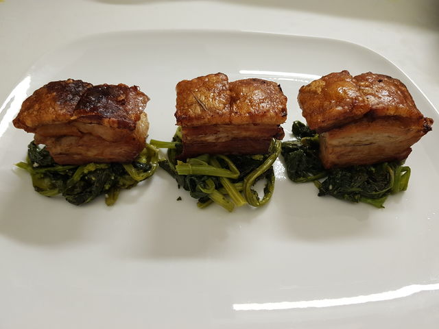 Pancia di maiale in tre consistenze con cime di rapa ripassati