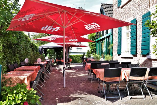 Auf unsere Terasse können sich entspannen und die Griechischen Spezialitäten genießen 