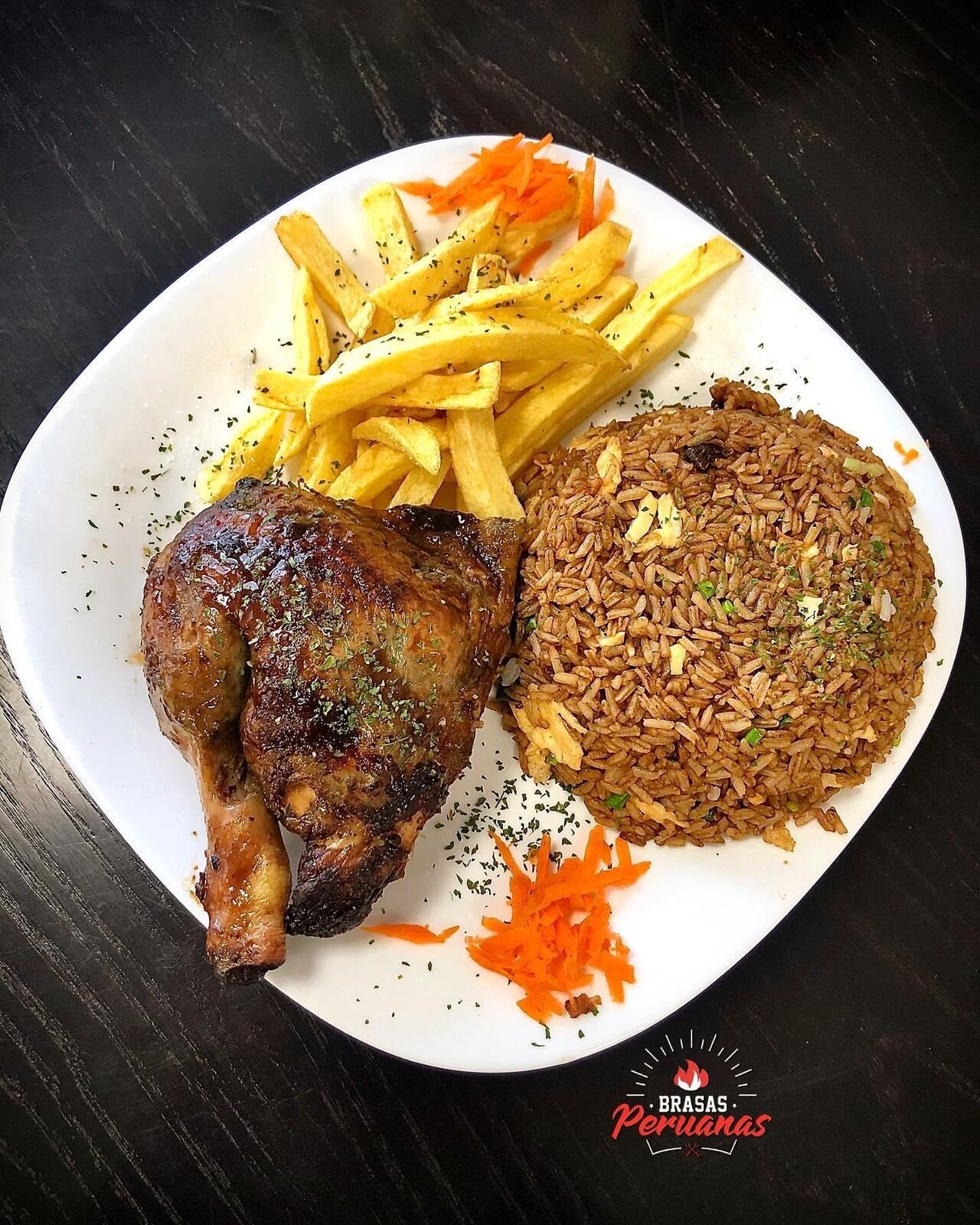 Mostribrasas :
1/4 de pollo a la brasa peruano , compañado de patatas caseras y de arroz chaufa . ven y disfrutalos!