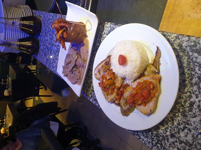 Magret de canard au poivre frites maison
Pavé d'espadon riz et courgette sauce à la provençale 