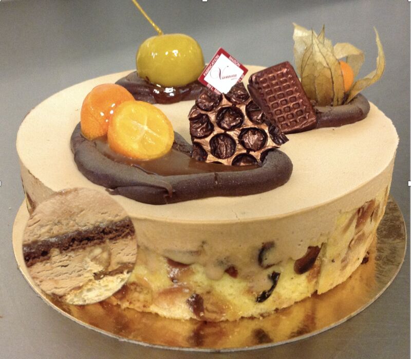 BELLE-ÎLE : mousse chocolat au lait, coeur caramel au beurre salé
sur un biscuit noisettes.