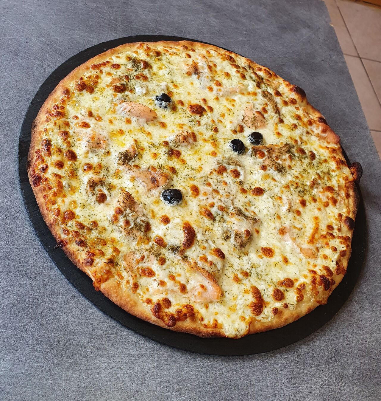 LA SAUMON:
Base crème, saumon fumé, aneth, jus de citron, mozzarella, olives.