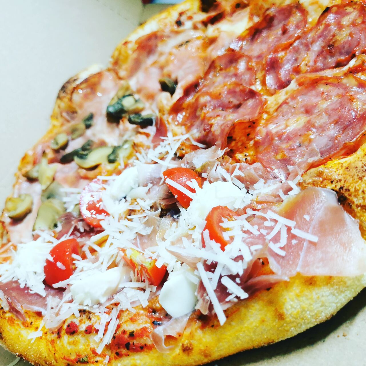 Pizza Quattro Stagioni (4 feluri de pizza)