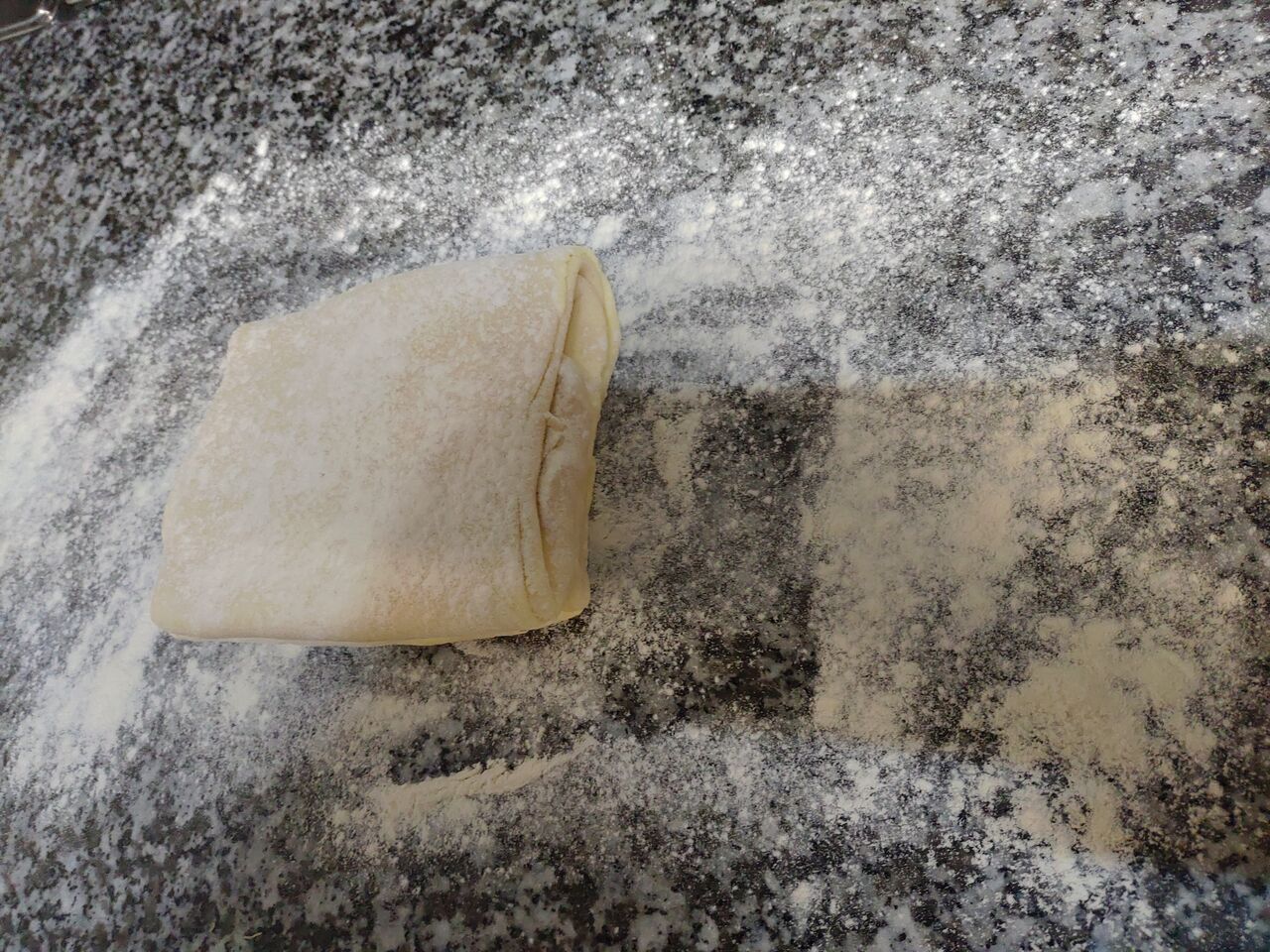 Pâte feuilletée en préparation