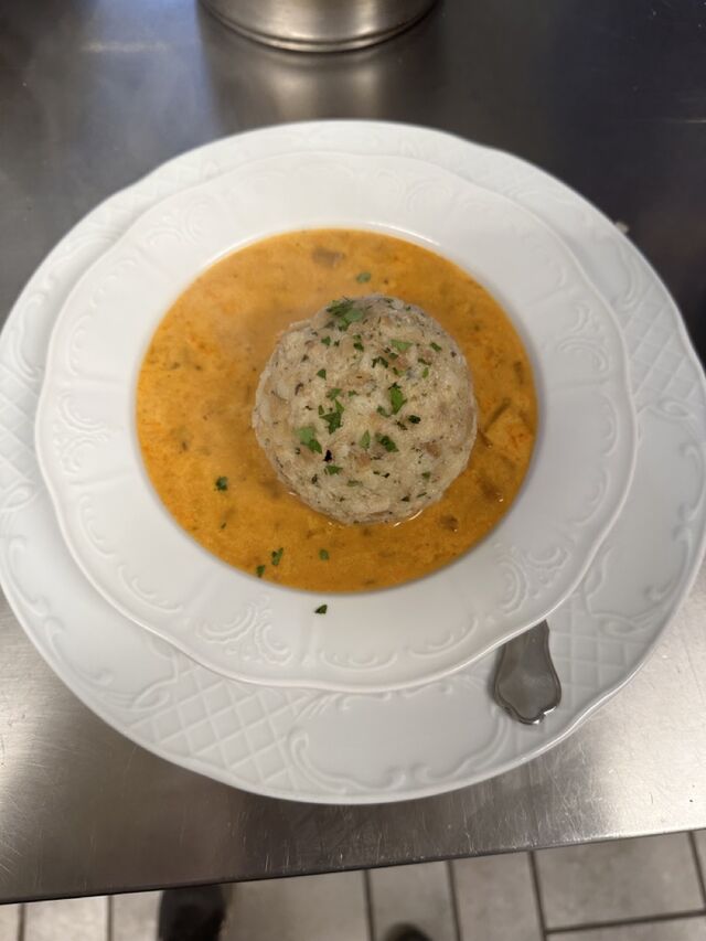 Eierschwammerlgulasch mit Semmelknödel