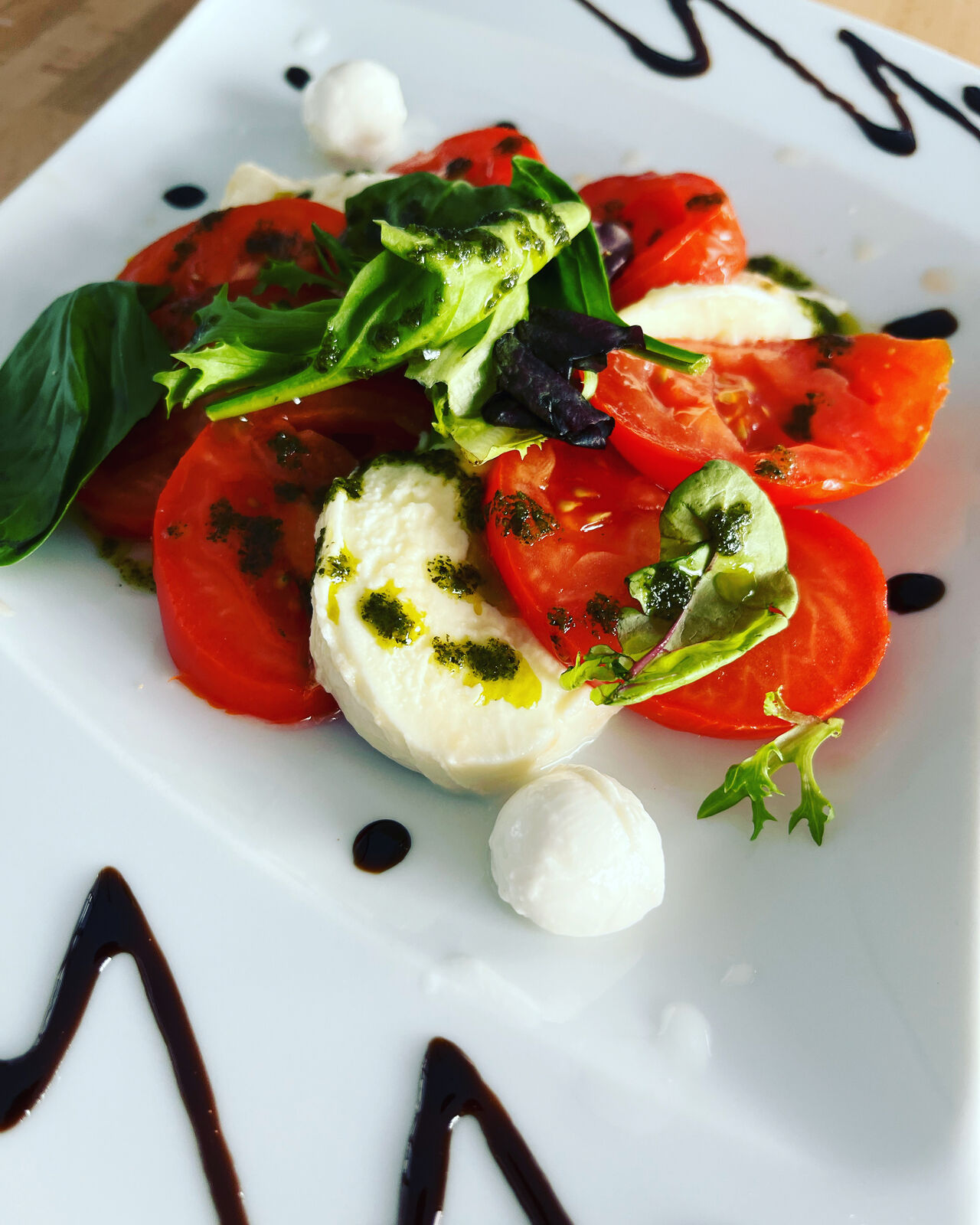 Carpaccio tomates mozzarella pesto