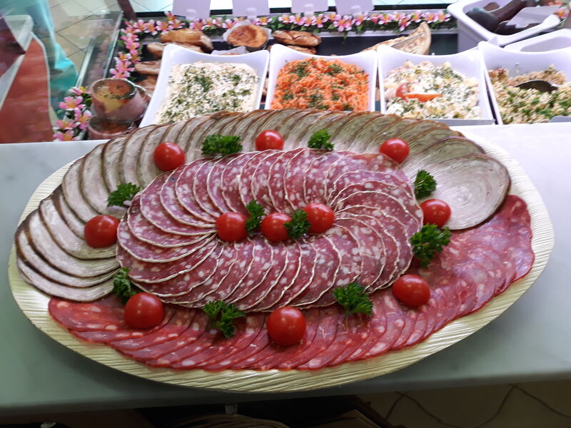 Plateau de charcuterie pour un buffet de communion.