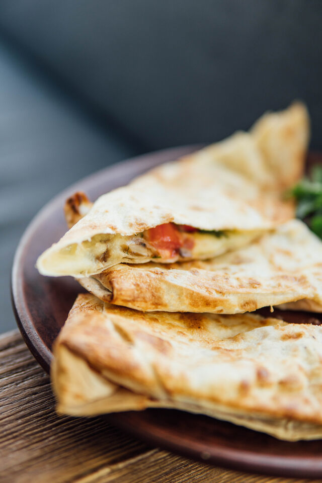 Лаваш сулугуні з томатами та печерицями