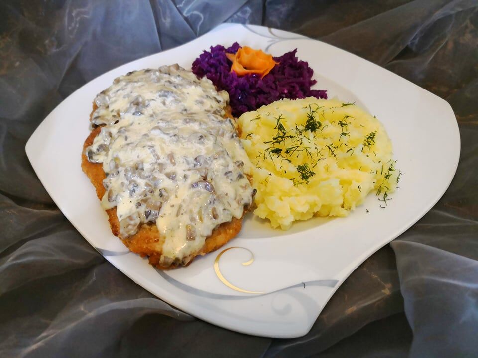 Filet z kurczaka zapiekany serem i pieczarkami