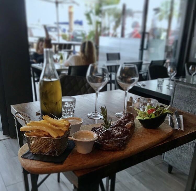 Une faim de loup ? Notre côte de bœuf de 500g et sa sauce béarnaise accompagnée de frites et de salade sera au rendez vous.