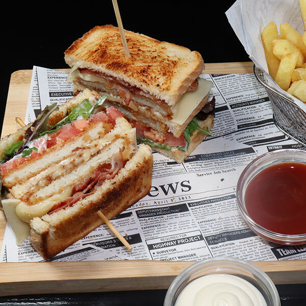 #SWPolloClub
Sandwich de tres pisos con lechuga, tomate, pollo crujiente, queso, beicon. 