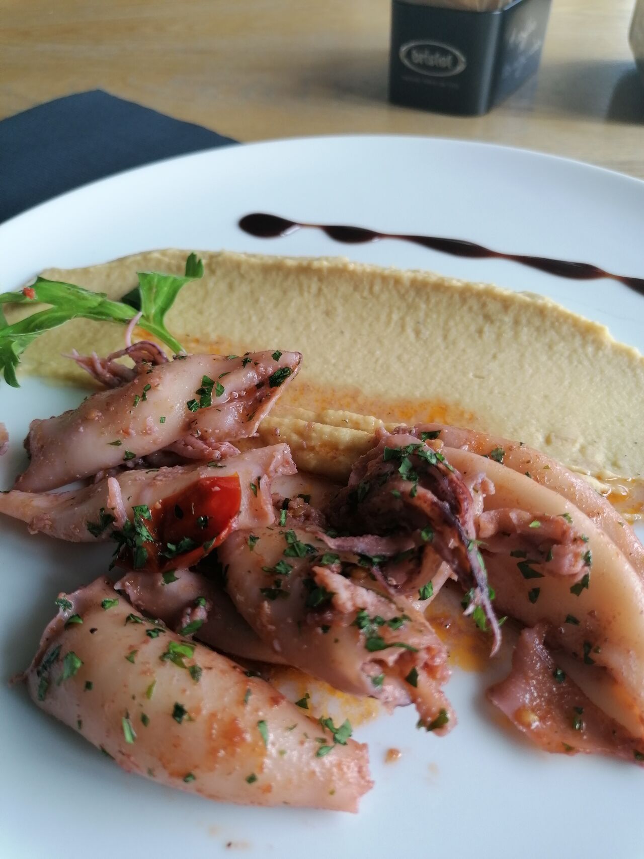 calamari in guazzetto e humus di ceci